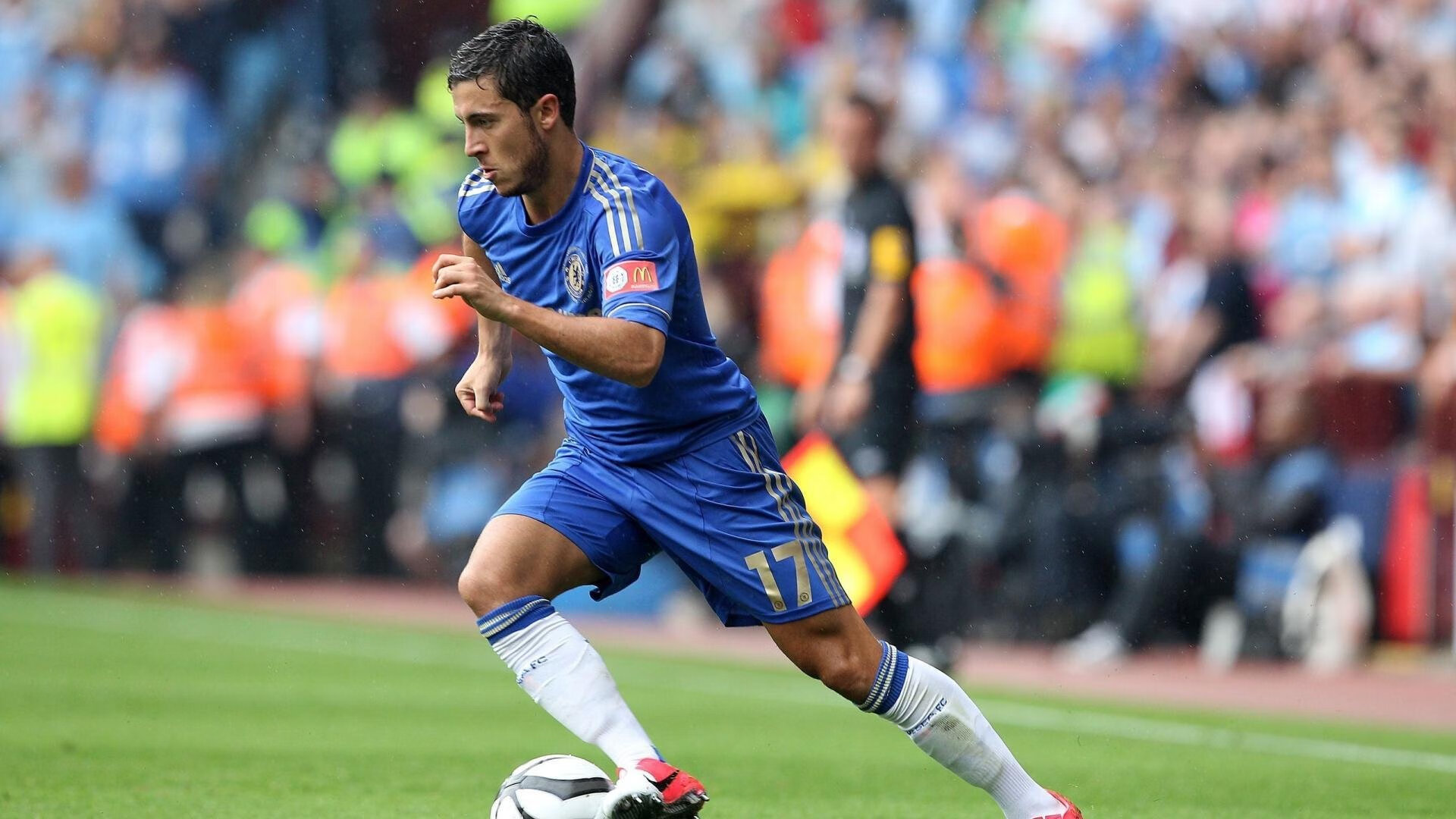 里昂持续调整锋线组合保持进攻多样性,里昂前锋